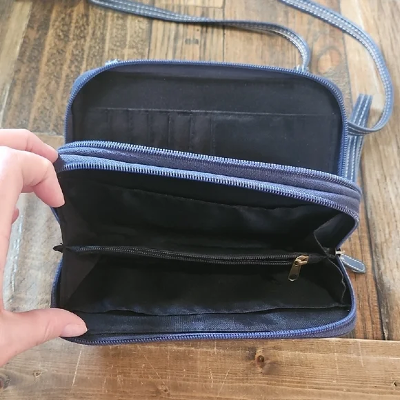 boc Navy and Light Blue Wristlet Clutch With Crossbody Strap - Picture 3 of 9